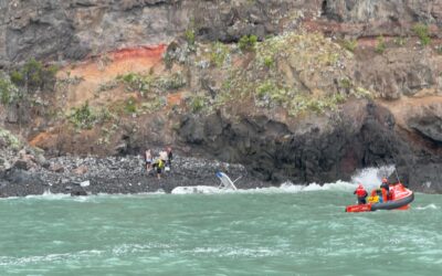 Sinking boat, 5 people stranded